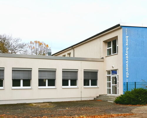 Schulgebaeude Hoyerswerda Foto Aussenansicht Schulgebaeude Hoyerswerda