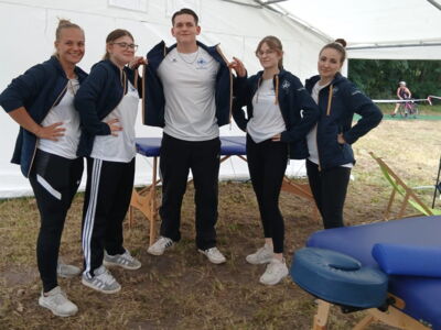 Foto: Schueler der BMS im Zelt am Zieleinlauf