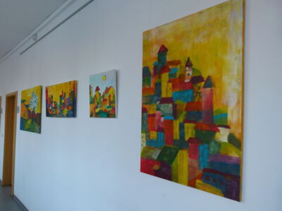 Foto von Bildern der neuen Ausstellung