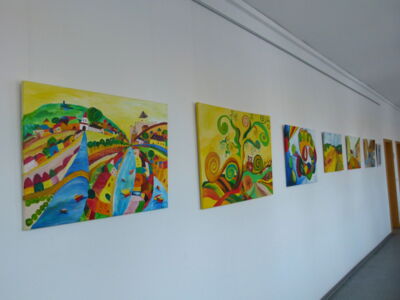 Foto von Bildern der neuen Ausstellung