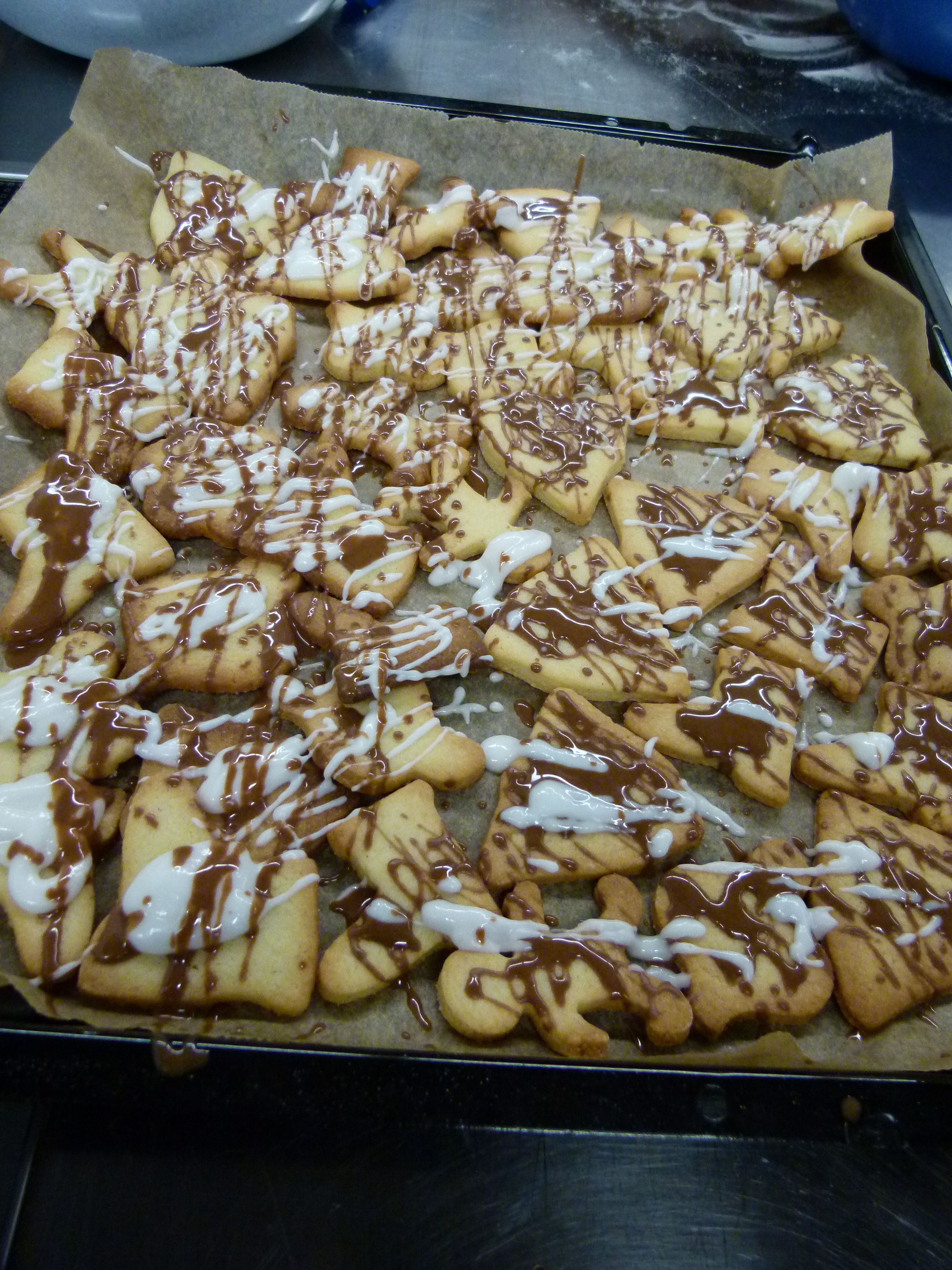 Foto: ein Blech frisch hergestellter Plaetzchen.