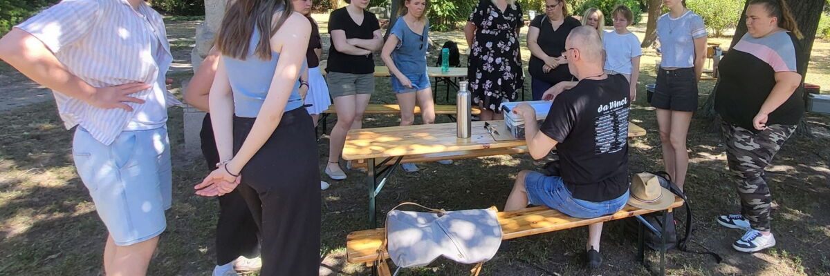 Foto:  Klasse ET 24 beim Projekt im Juergen-von-Woyski-Park