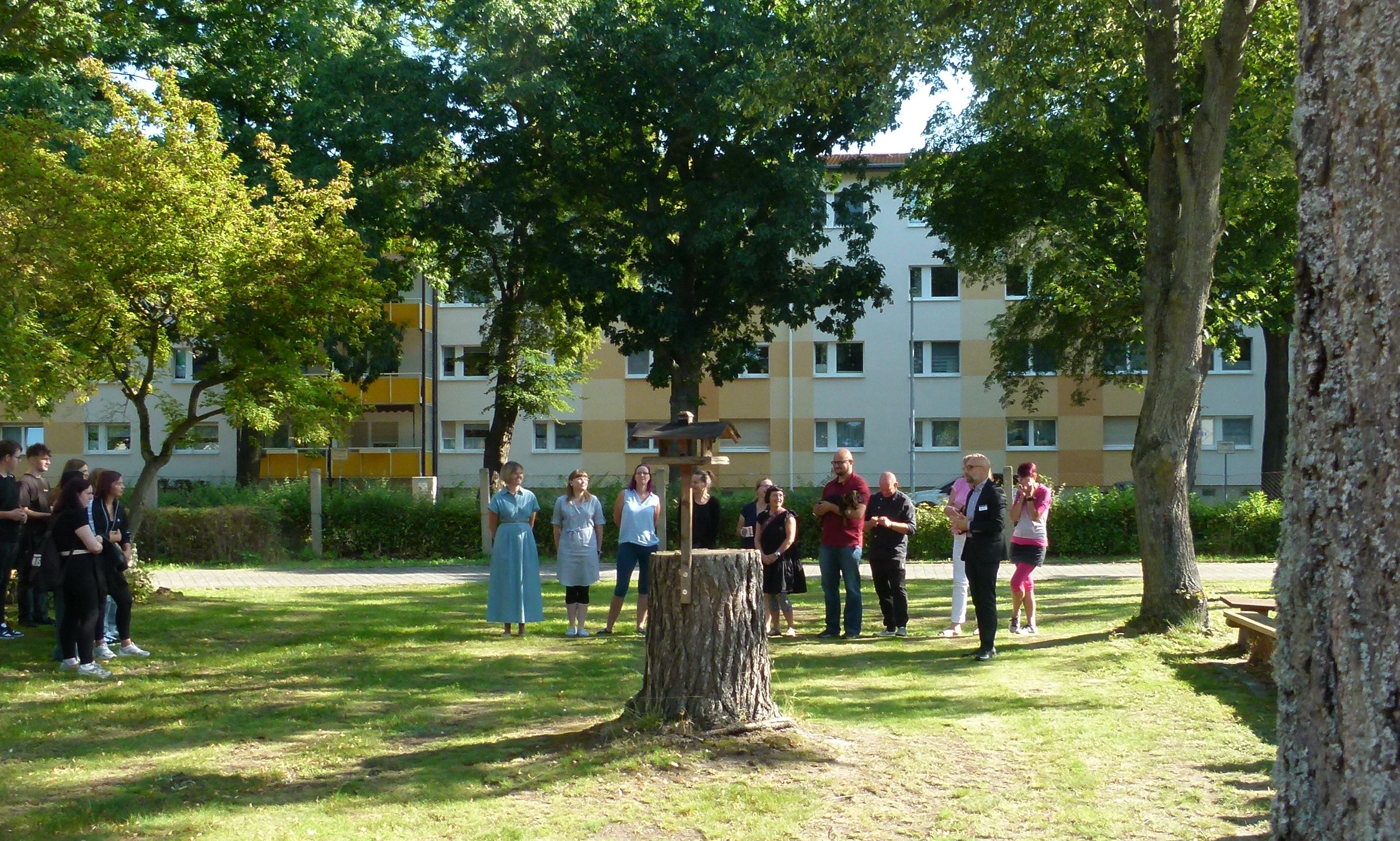 Foto: Lehrkraefte und Mitarbeiter der BMS