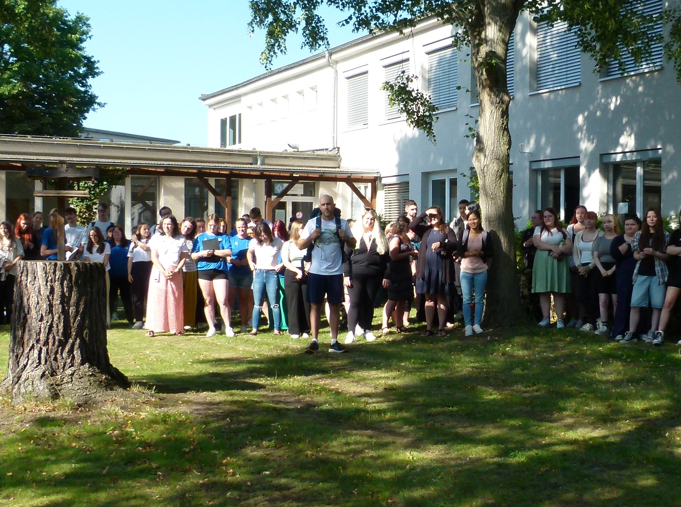 Foto: "Alte" und neue Schueler im Hof der BMS zum Schuljahresbeginn