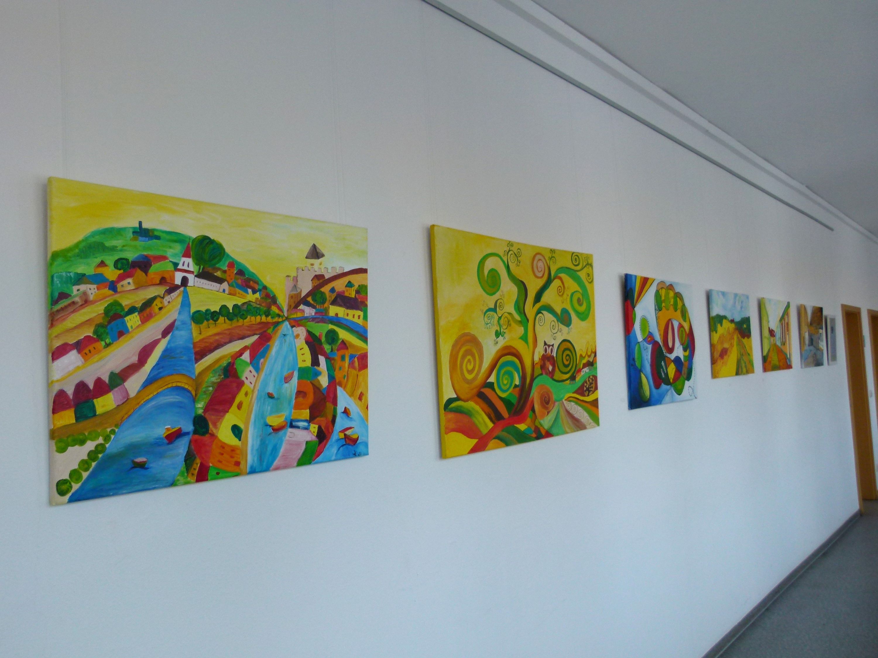 Foto von Bildern der neuen Ausstellung