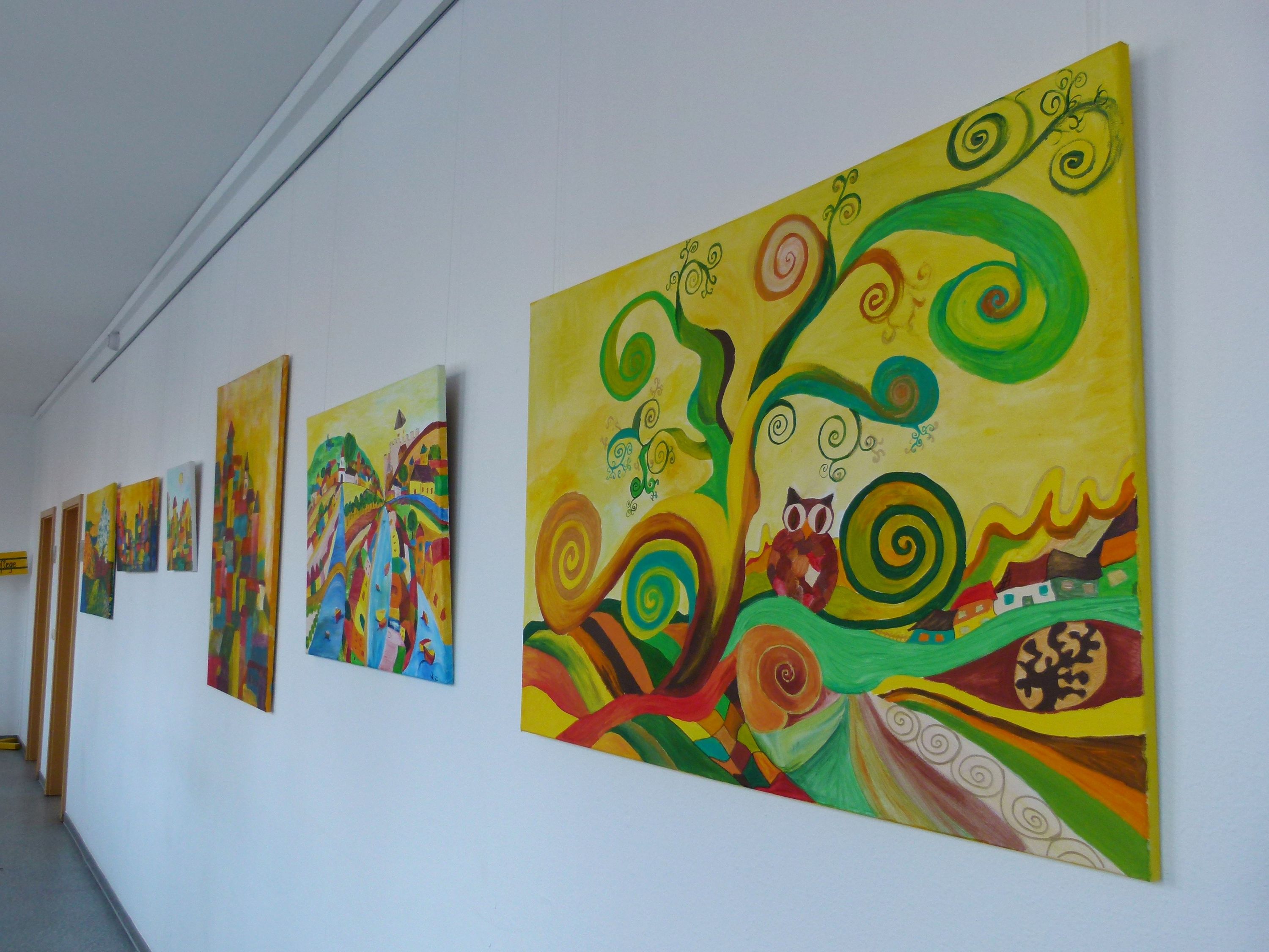 Foto von Bildern der neuen Ausstellung