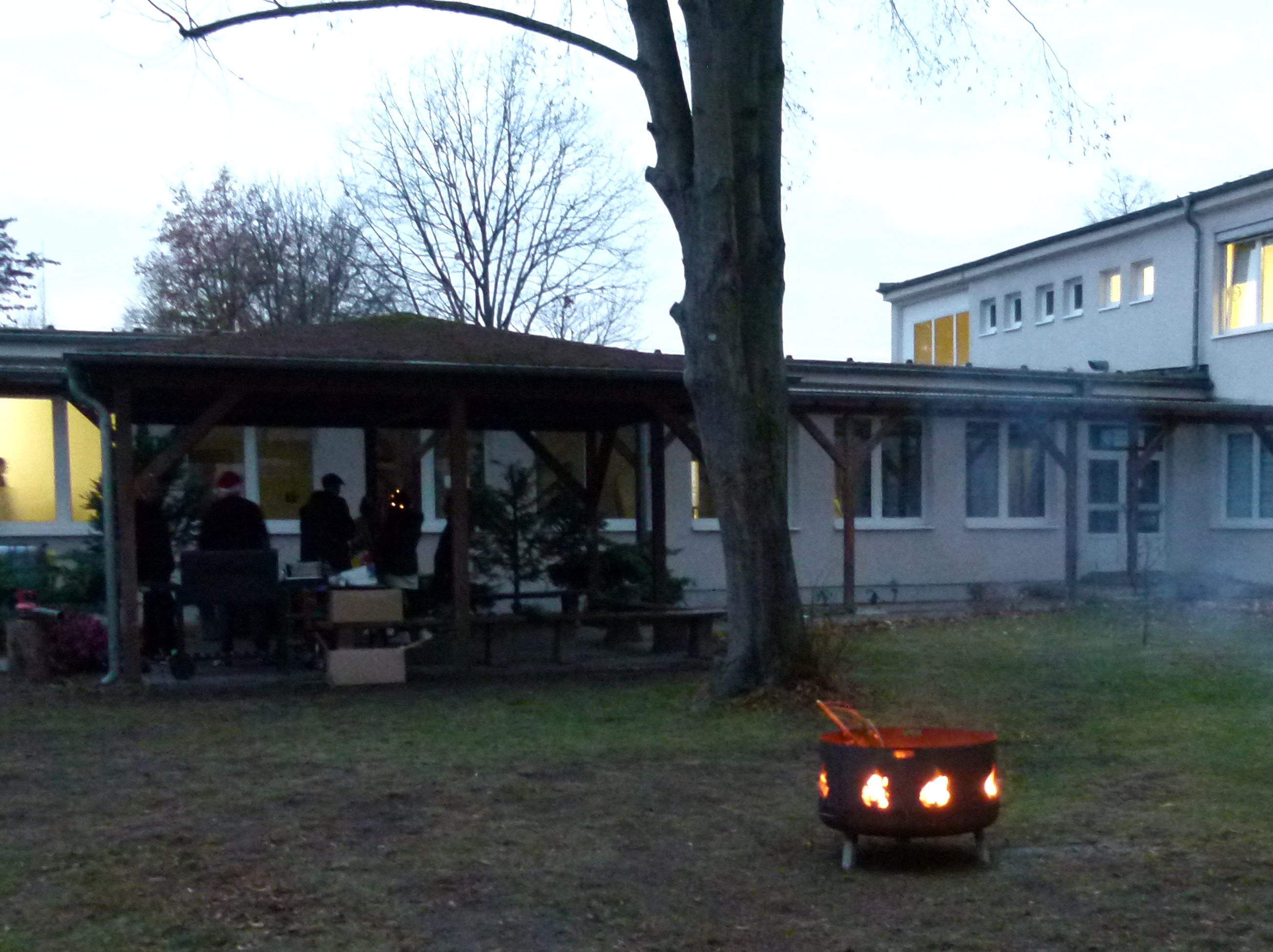 Foto: Feuer in der Feuerschale im Hof der BMS