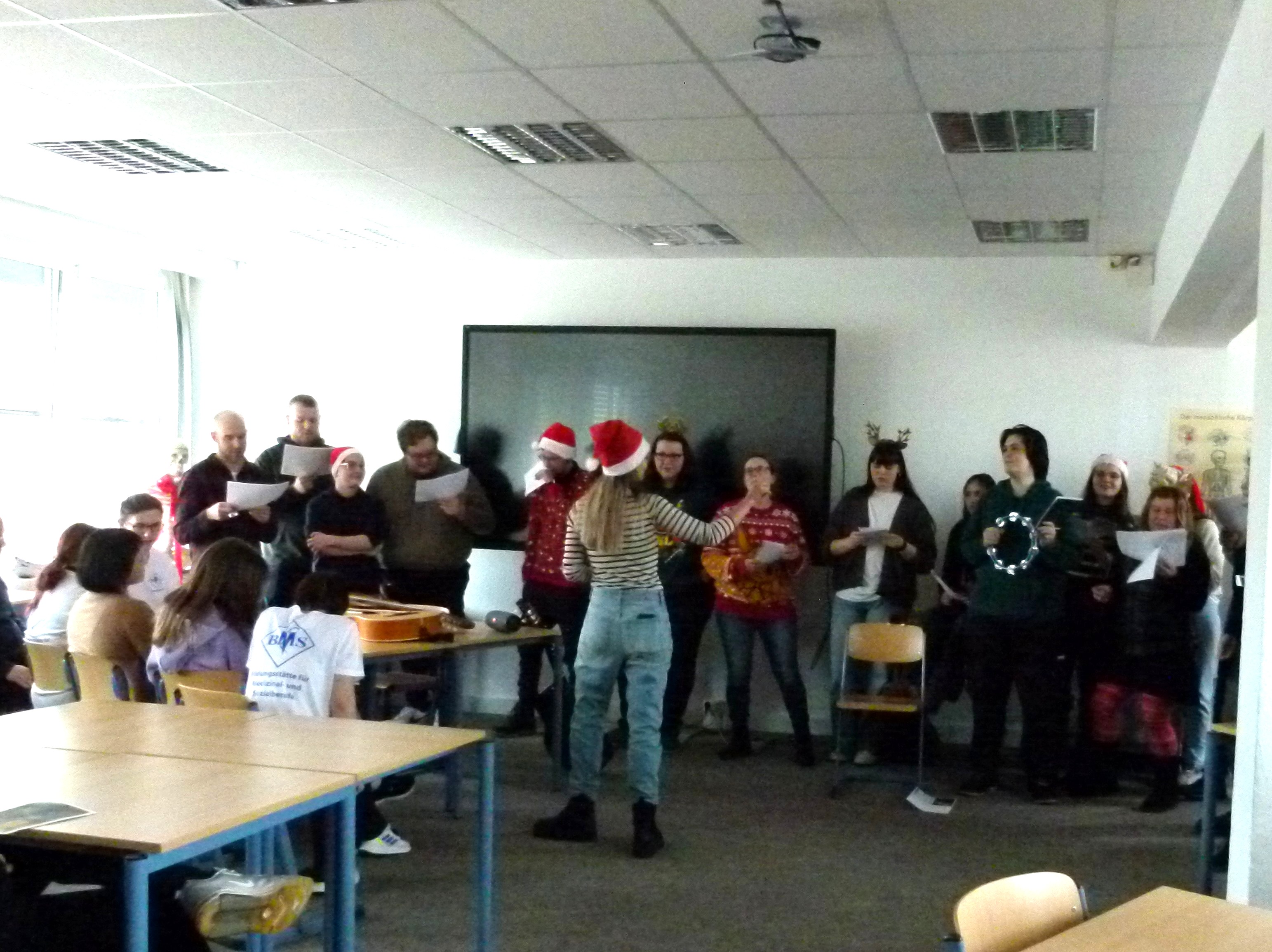 Foto: Schueler singen Weihnachtslieder zum Tag der offenen Schule