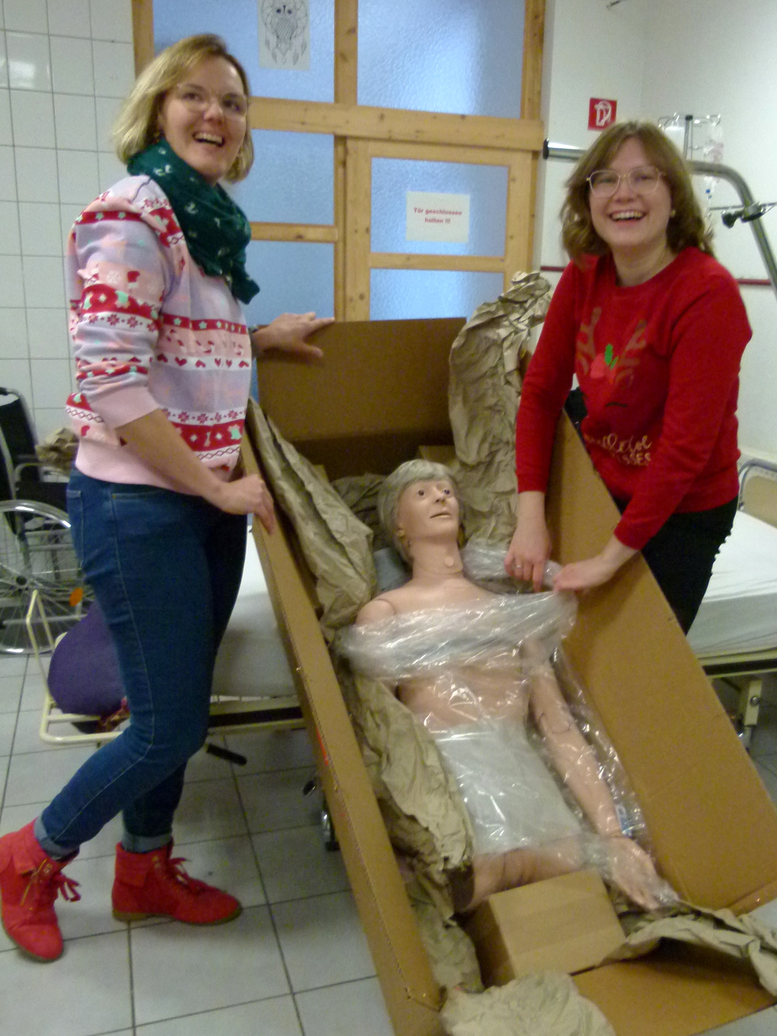 Foto: Lehrkraefte des Fachbereiches Pflege packen neues Lehrmaterial aus