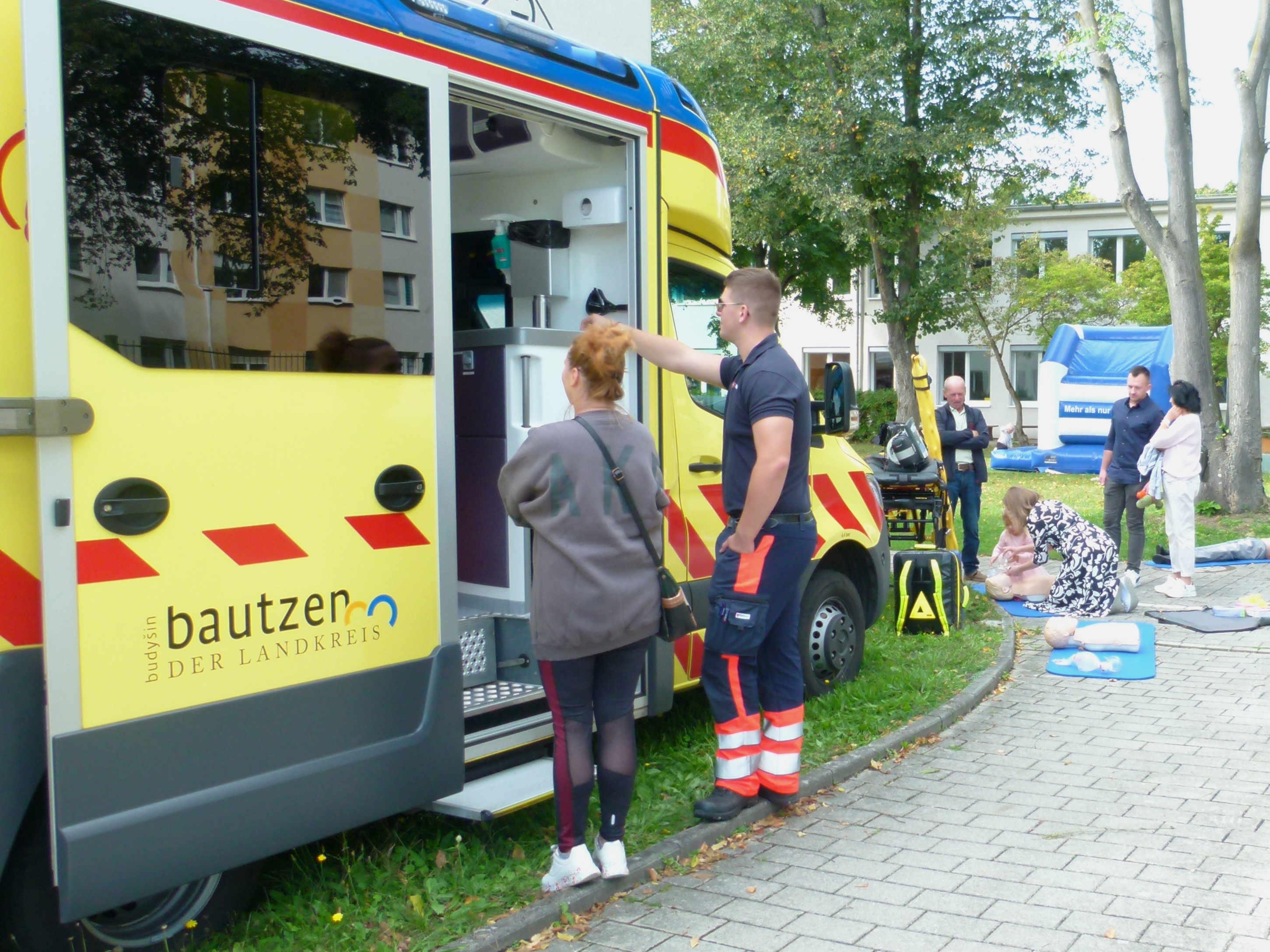 Foto vom Angebot durch den Fachbereich Notfallmedizin am Rettungswagen